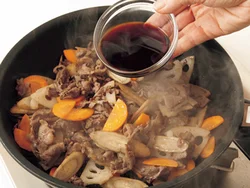 野菜を炒めてから牛肉を加え、肉に完全に火が通る前に合わせ調味料を加える。