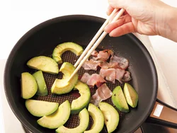 アボカドは焼くとほっくりとした食感になり、ベーコンと焼くことで、うまみもアップする。
