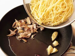 オリーブ油を熱したら、あじとスパゲッティ、水菜の順に加えて、手早く炒め合わせる。