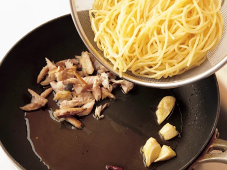 オリーブ油を熱したら、あじとスパゲッティ、水菜の順に加えて、手早く炒め合わせる。
