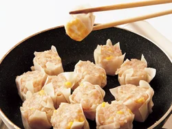 底に焼き色をつけてから蒸し焼きにすると、皮はカリッと、肉はジューシーに焼き上がる。