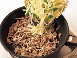 じゃがいもはシャキシャキとした食感が残るようにいったん取り出し、最後に加えてさっと炒める。