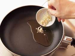 にんにくは熱した油に入れるとすぐに焦げて苦くなるので、先に油に加えてから火にかける。