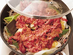 野菜から水分が出るので少ない煮汁で蒸し煮にする。昆布を入れることで、だしが出る。