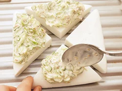 はんぺんの大きさに合わせ、スプーンでねぎマヨをぬり広げる。
