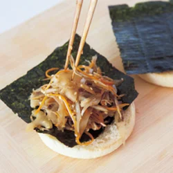 【のりの上にきんぴらをのせてはさむ】 のりをはさむと、こうばしい風味とともに味も引きしまる。のりの上にきんぴらをのせるとはさみやすい。