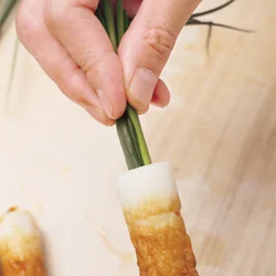 詰めにくい場合は、菜箸などを使って詰めるとよい
