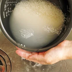 米は最初に加えた水をいちばん吸水する。最初の水には米ぬかの臭みやほこりが混ざっているので、米が吸水しないうちにすぐに捨てること。