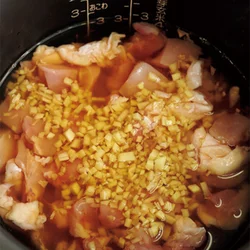 しょうゆを加えてざっと混ぜてから具をのせ、炊き上がってから混ぜる。とりもも肉の代わりに、とりひき肉や、刻んだ豚肉をのせて炊いてもおいしい。