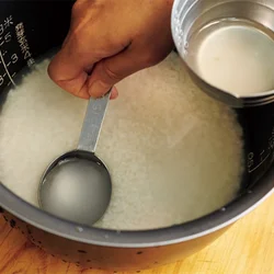 うまみをたっぷり含んだ缶汁も炊き込みたいので、缶汁の分量を計ってから、その分の水を減らす。