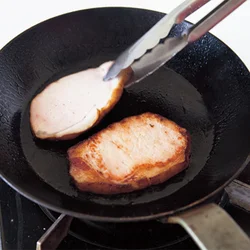【ハムはこうばしく焼き上げて】 厚切りのロースハムは、強火で両面にこんがりと焼き色をつけて。ジューシーになり、風味も増しておいしさアップ。
