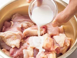 肉の下味は牛乳を最初にもみ込むと、肉に程よい甘みがつく。下味をつけたら15〜20分おく。それ以上おくと肉がパサつく。