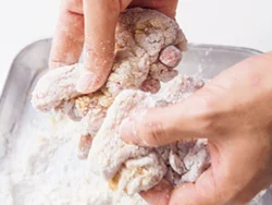 片栗粉は薄くつけると、さめてもパリッとしたから揚げに。