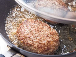 両面に焼き色をつけてから蒸し焼きにすることでジューシーになる。