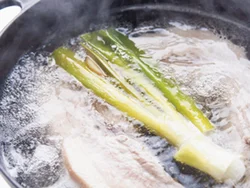 長ねぎの青い部分を加えて煮ると、豚肉の臭みが消える。