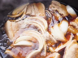 玉ねぎの甘みでコクが出て、肉がしっとりやわらかに仕上がる。