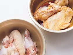 塩やたれを肉にもみ込んで15分おくと、味がしっかりしみこむ。