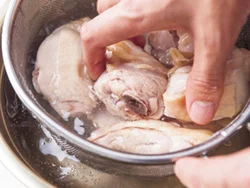 下ゆでしてから水の中でふり洗いし、血や汚れを落とすと臭みがなくなる。