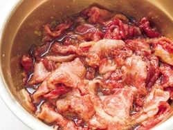 ボウルに牛肉とたれの材料を入れ、よくもみ込み、味をしっかりなじませる。