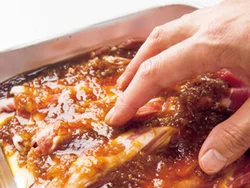 バットに豚肉、たれ、豚肉、たれと、交互に入れると、たれがからみやすい。