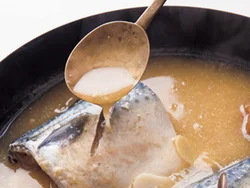 煮汁をスプーンでかけながら煮ると、魚によく味がしみこむ。