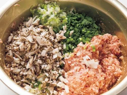 あんの白菜が甘みとシャキシャキ感をプラス、きのこを加えると、うまみのある水分でジューシーな餃子になる。