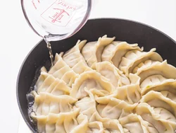 餃子を入れたらまず蒸し焼きにし、最後に焼き色をつけるとパリッと仕上がる。