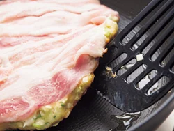 生地の縁に焼き色がついたら上下を返すタイミング。