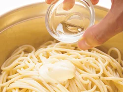 ゆでたスパゲッティに酢とマヨネーズを混ぜると、のび過ぎずにもっちりした食感になる。