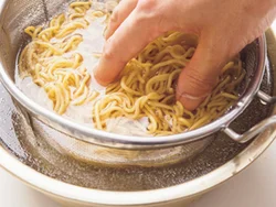 麺は油がついているので、水でさっと洗って臭みを取る。