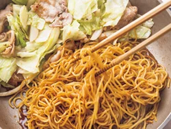 麺にソースを吸わせてから野菜と炒め合わせると野菜のシャキシャキした食感が残る。