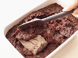 牛肉はみそ床に漬け込んだあと、そのまま切って食べられるよう、５分ゆでてから漬ける。中をロゼ色に仕上げるため、できるだけ四角い形のかたまり肉を選ぶとよい。
