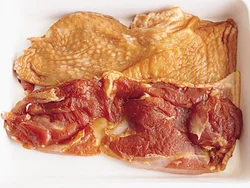 ６時間漬けたとり肉がこちら。肉全体がみそ色になり、身がしまったのが分かる。