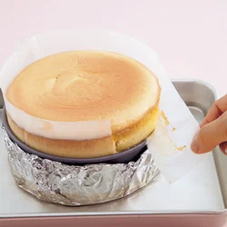 焼き上がったらすぐに紙をはずすと、しぼまない