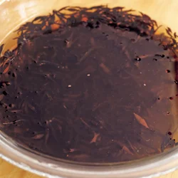 ひじきは袋の表示どおりにもどすと確実。油揚げは油が多すぎると仕上がりが油っぽくなるので、余分な油は除く。