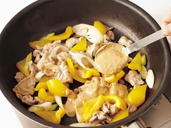 肉と野菜に火が通ってから、みそマヨネーズを加えてさっと炒め、マヨネーズ感を残す。