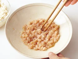 先にひき肉に調味料を加えて混ぜ合わせてから豆腐と合わせると、味がしっかりついてぼやけない。