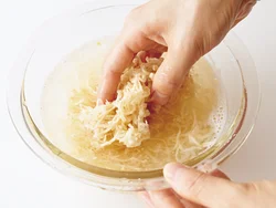 切り干し大根はたっぷりの水でもみ洗いし、水けを含んで全体にしっとりしたら水けを絞る。