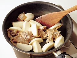 里いもは肉とともに、肉から出た脂で炒めてから煮込むと、ぬめりが抑えられる。