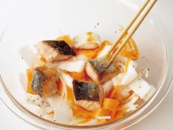 揚げ焼きにした鮭は、軽く油をきって、熱いうちにマリネ液に漬けて、味をなじませる。