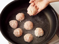 フライパンにスープを煮立てて肉だんごを加え、途中上下を返して中までよく火を通す。