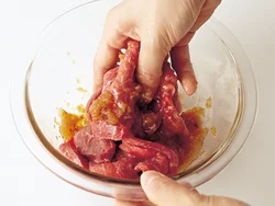 ボウルに肉とたれの材料を合わせ、手でもみ込むと、早くしっかり味がなじむ。