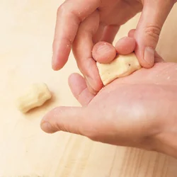 よく練ってから、 適当な大きさにちぎって 円柱形に整える