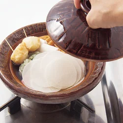 材料をすべて土鍋に入れてから火にかける。煮汁が多くないので、最初はふたをして、全体に効率よく火を通す。