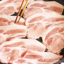 短時間でさっと焼くため、フライパンは強火で熱する。