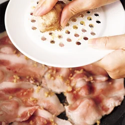 しょうがはすりたてが香りがいいので、肉の上ですりおろすと手軽。皮のそばにも栄養があるので、きれいに洗えば皮はむかなくてOK。