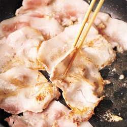 肉汁が出始めたら、上下を返すタイミング。ここで焼き過ぎるとかたくなるのですぐに返して。
