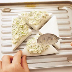 はんぺんの大きさに合わせ、スプーンでねぎマヨをぬり広げる。