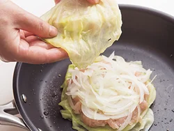 ロールキャベツにすると１個ずつ巻く手間がかかるが、重ねるだけだから手軽。多少キャベツが破れても大丈夫。