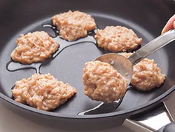 加熱むらがないように、フライパンを火にかける前に肉だねを並べ入れるとよい。